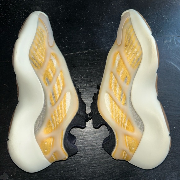 Adidas Yeezy 700 V3 - Picture 7 of 15